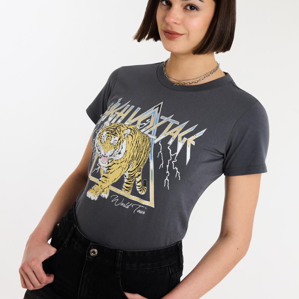 Polera Print Folia Tigre Manga Corta Cuello Redondo Mujer Rolly Go image number 4.0