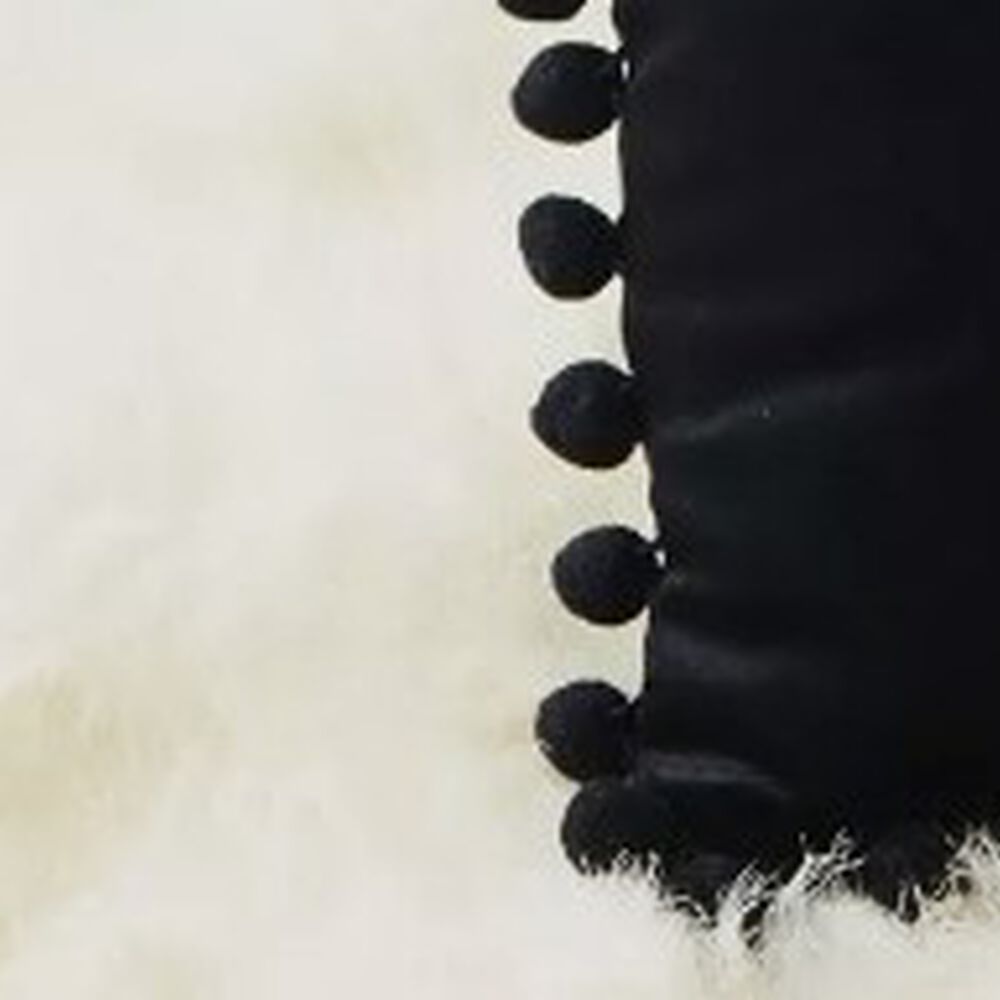 Funda De Cojines Con Pompones. Medida 45x45. Terciopelo. Negro image number 2.0