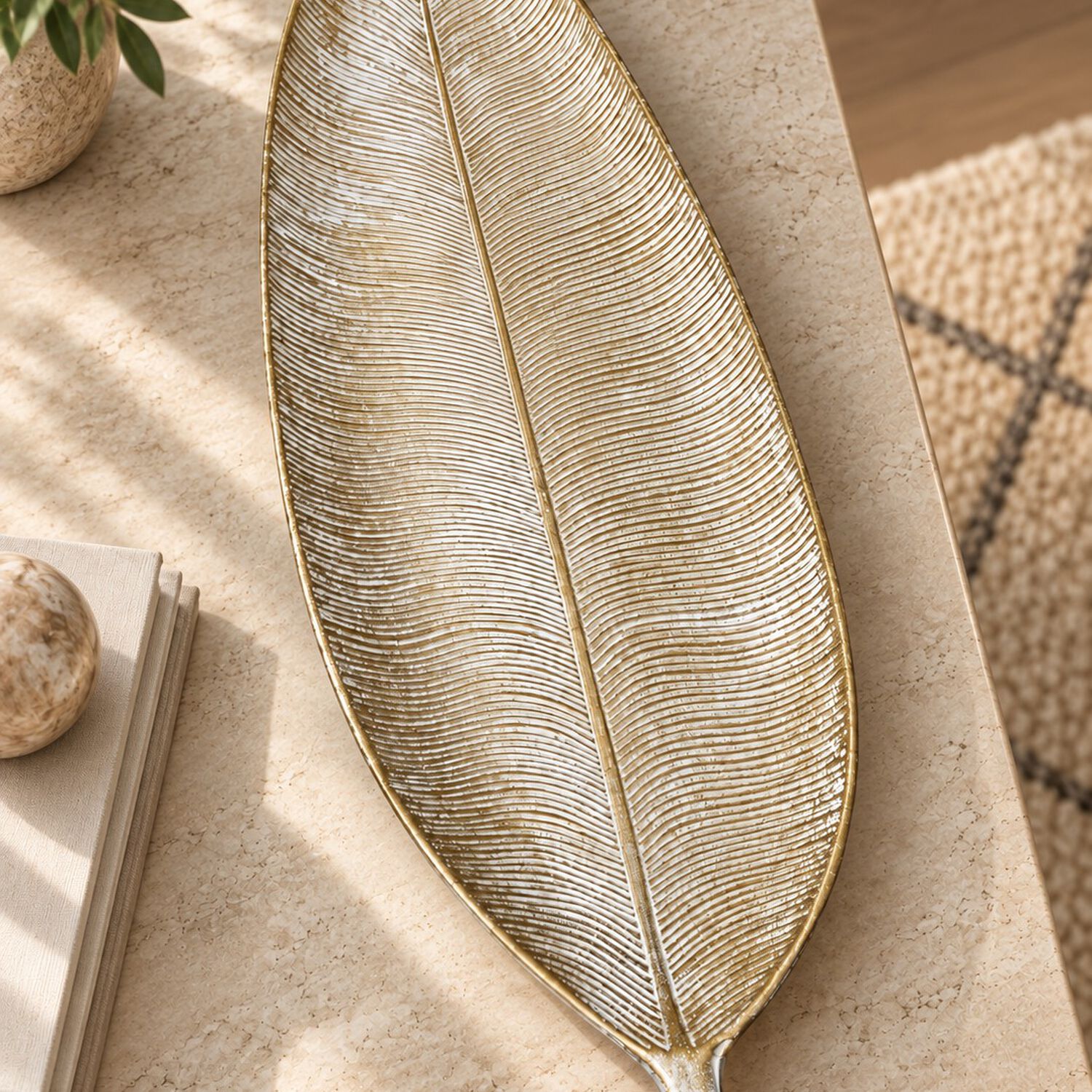 Bandeja Decorativa Forma De Hoja Estilo Moderno Organico 59 Cm Color Blanco Dorado image number 2.0