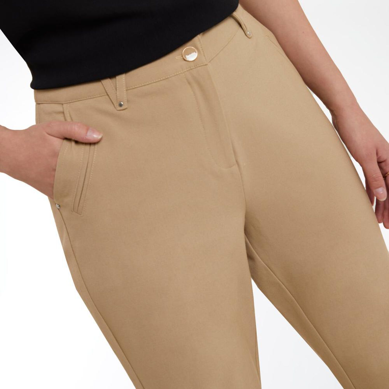 Pantal&oacute;n Cl&aacute;sico Con Bolsillos Tiro Medio Regular Mujer Lesage image number 4.0