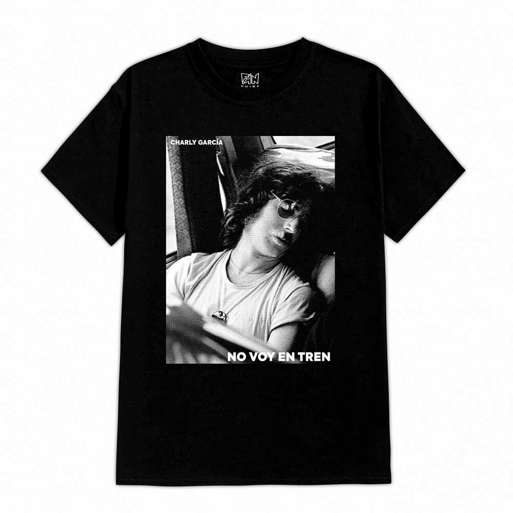 Polera Estampada Charly Garcia No Voy En Tren Rock Latino image number 0.0