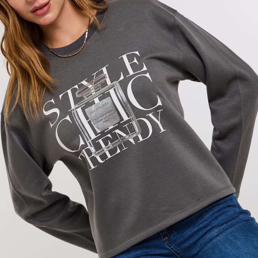 Poler&oacute;n Estampado Aplicaci&oacute;n Folia Y Strass Cuello Redondo Mujer Kimera image number 4.0