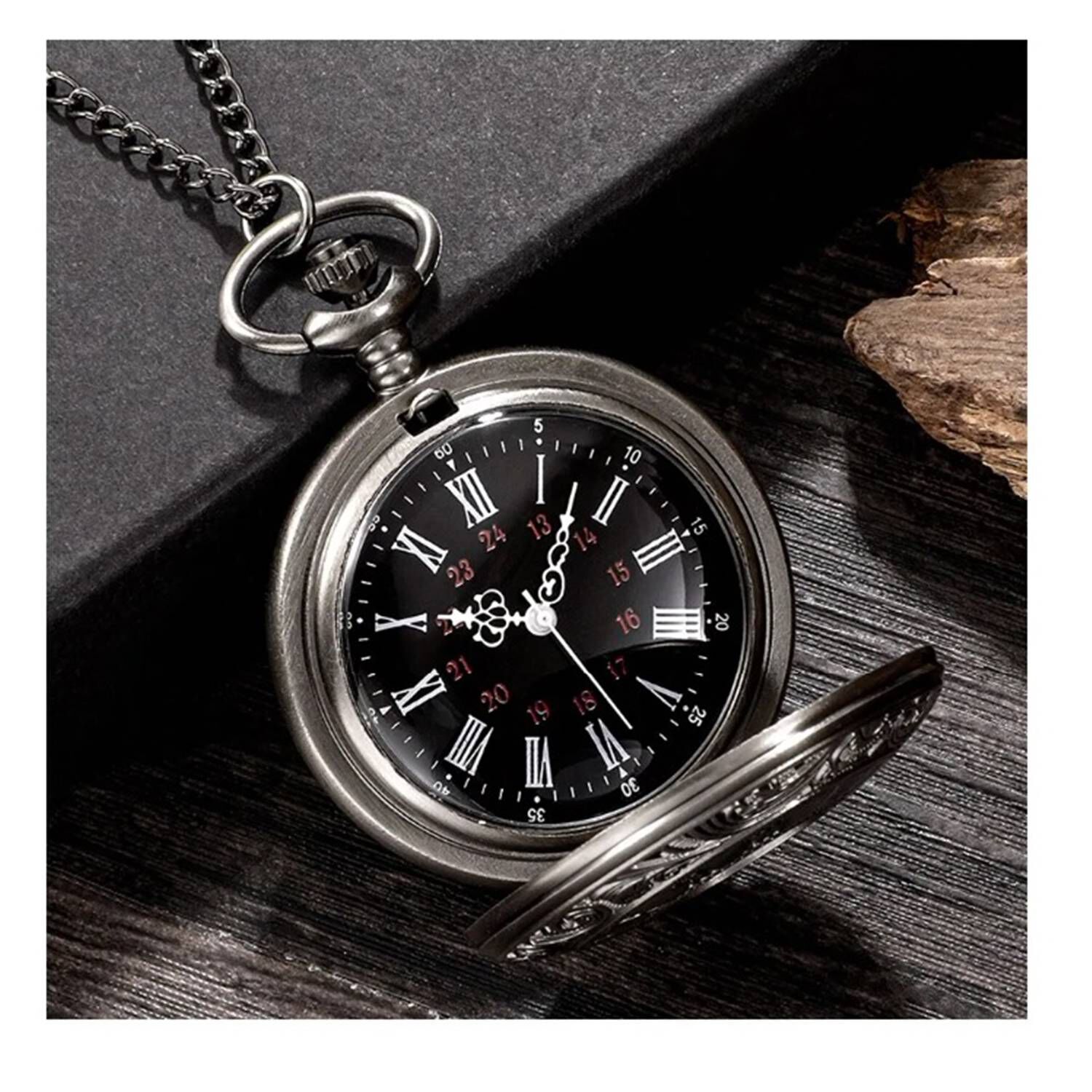 Reloj De Bolsillo Con Dise&ntilde;o De N&uacute;meros Romanos image number 1.0