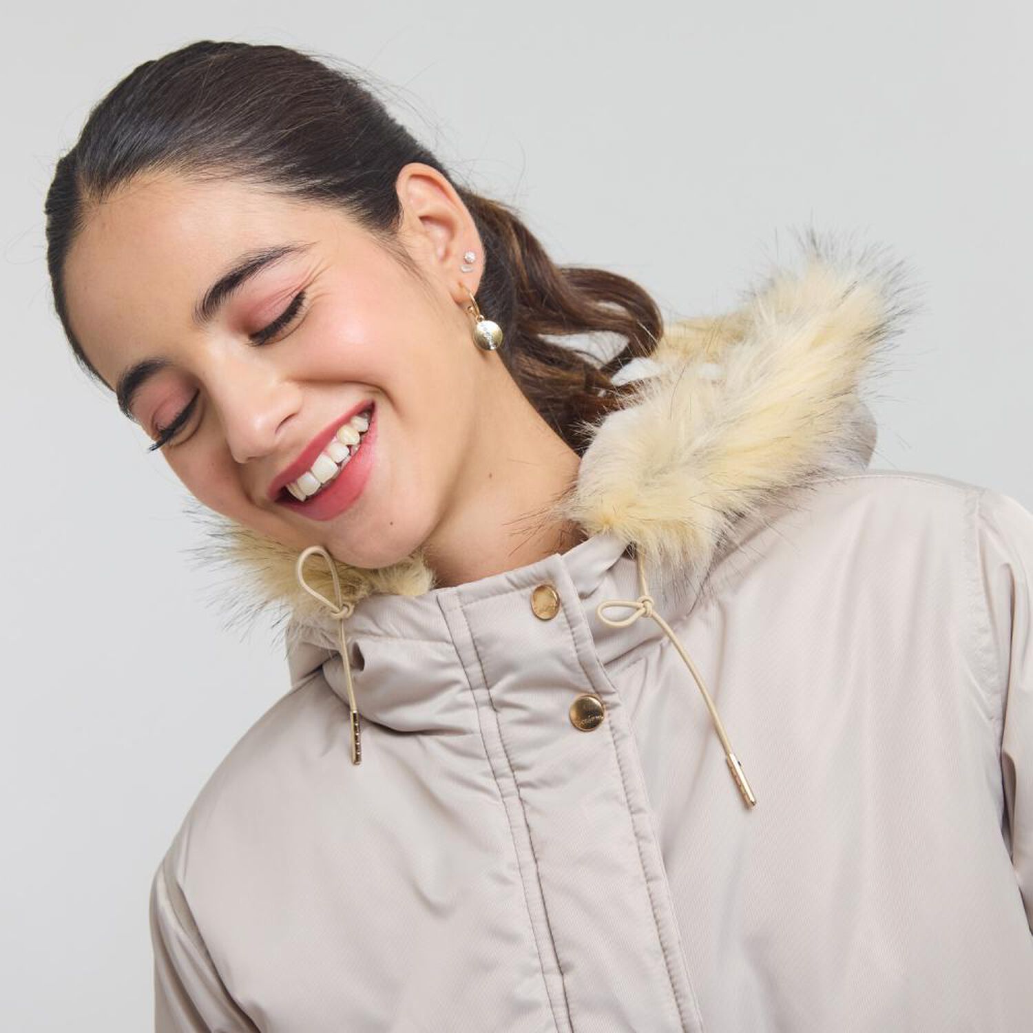 Chaqueta Regular Cuello Alto Con Capucha Con Piel Mujer Freedom image number 4.0