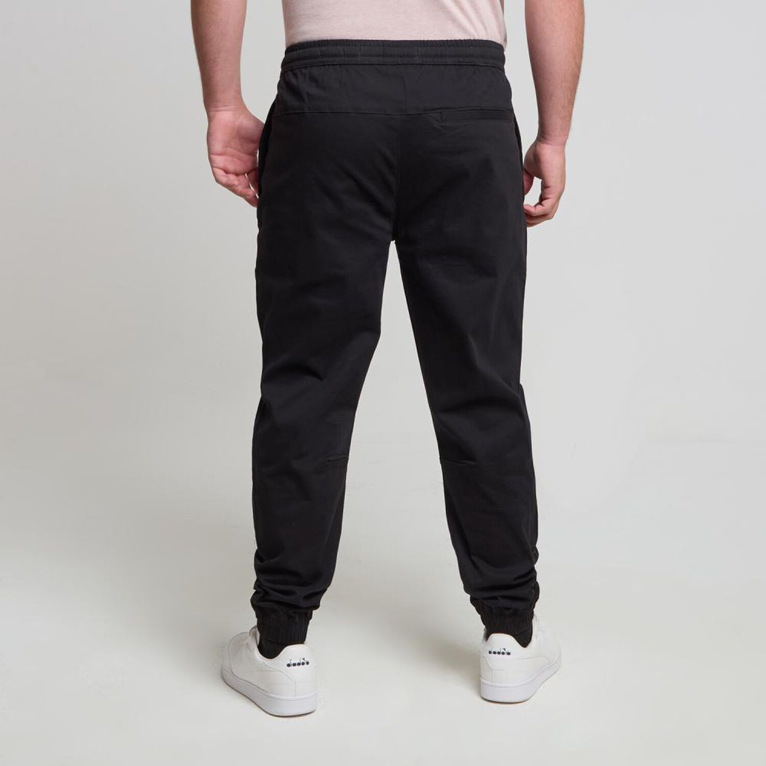 Pantal&oacute;n Liso Tiro Medio Slim Hombre Skuad image number 3.0