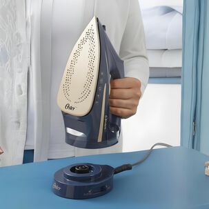 Plancha De Vapor Inal&aacute;mbrica Oster 2 En 1 Con Suela De Cer&aacute;mica Gcstcc5000