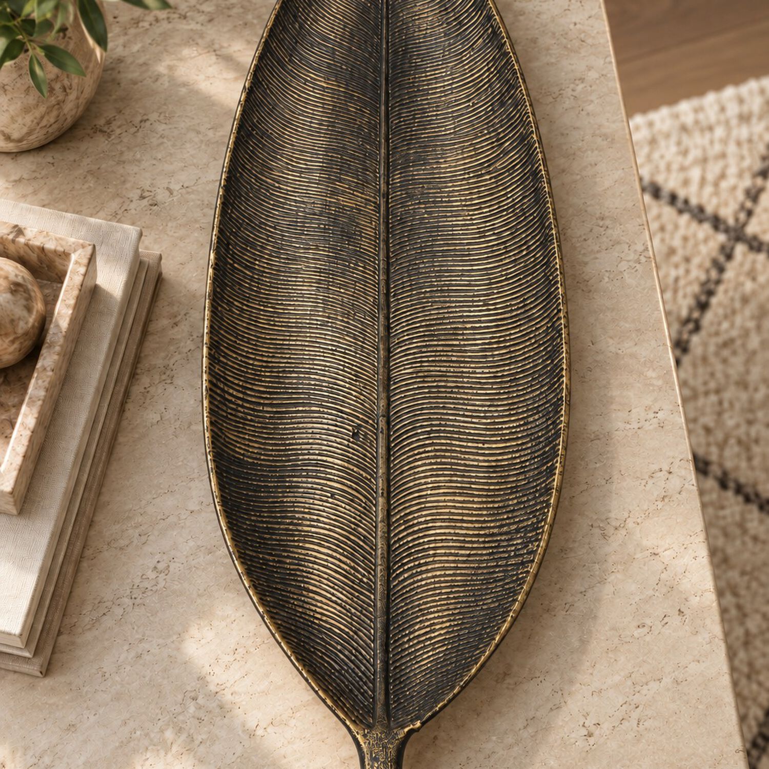 Bandeja Decorativa Forma De Hoja Estilo Moderno Organico 59 Cm Color Negro Dorado image number 0.0