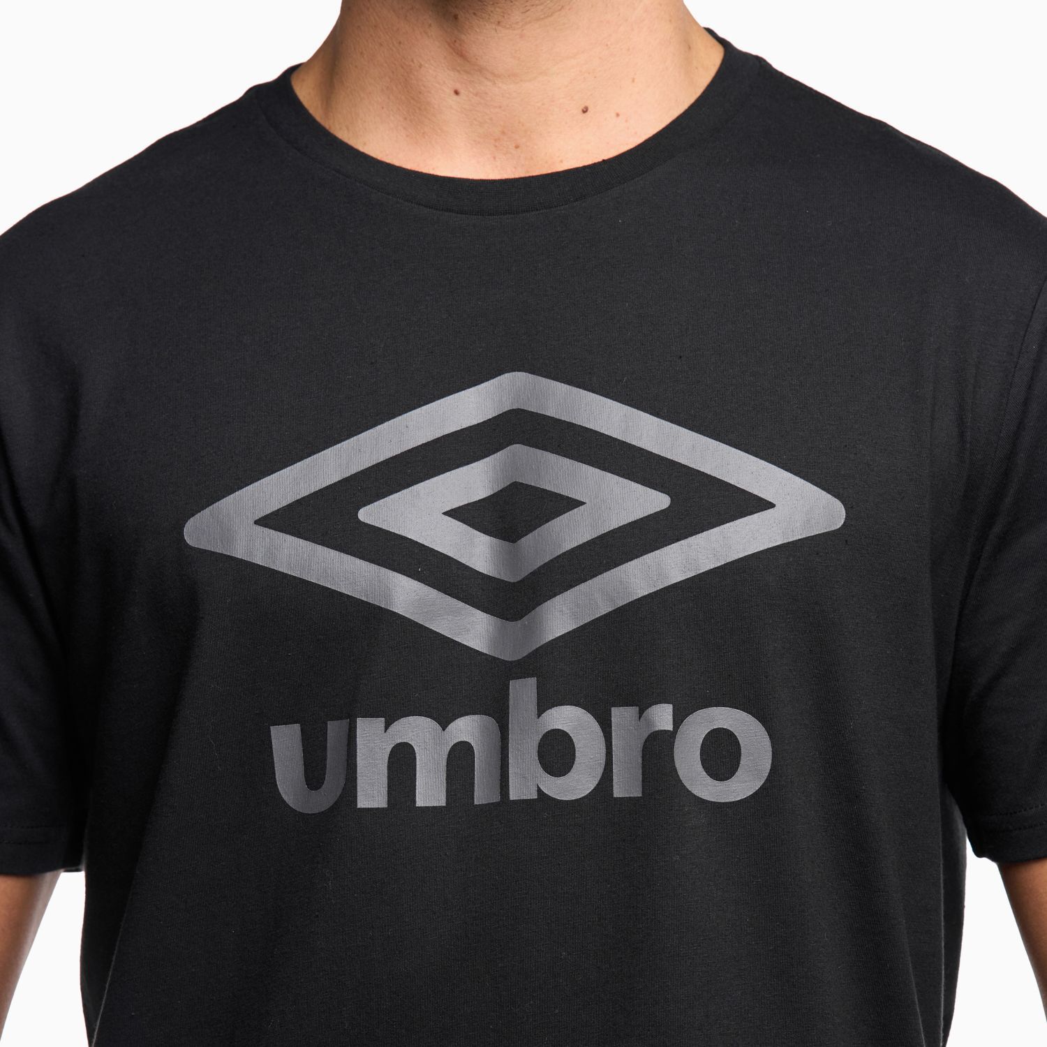 Polera Deportiva T-shirt Big Logo Umbro image number 3.0