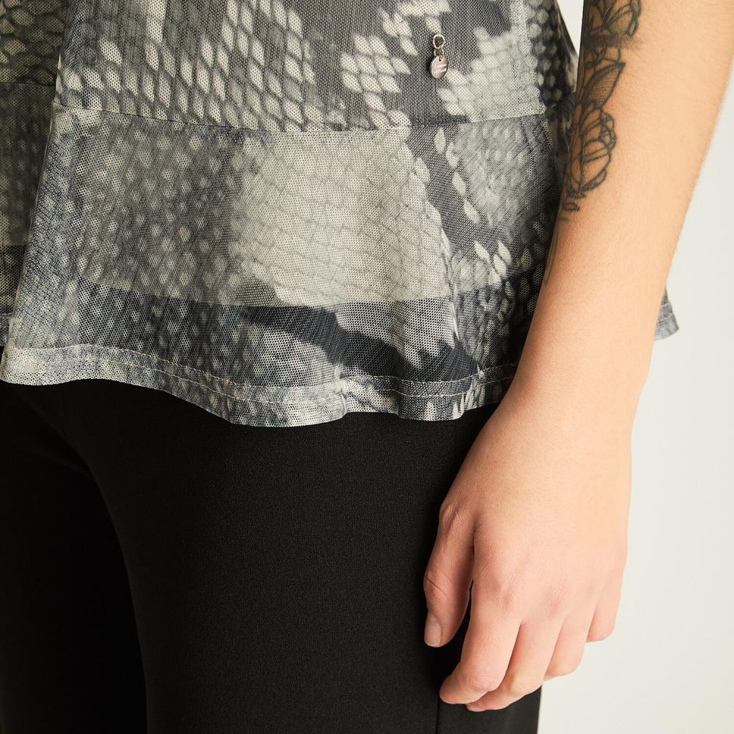 Polera Manga 3/4 Cuello V Mujer Lorenzo Di Pontti image number 3.0