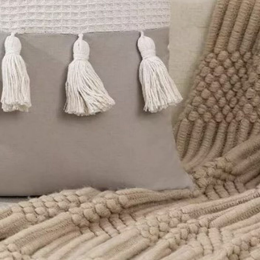 Funda De Coj&iacute;n Dise&ntilde;o Lino Tejida Con Flecos 45x45cm. Gris Claro image number 1.0