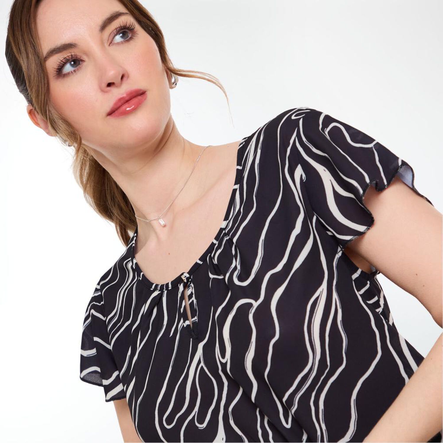 Blusa Full Print Sin Mangas Con Vuelos Cuello Redondo Mujer Lesage image number 4.0