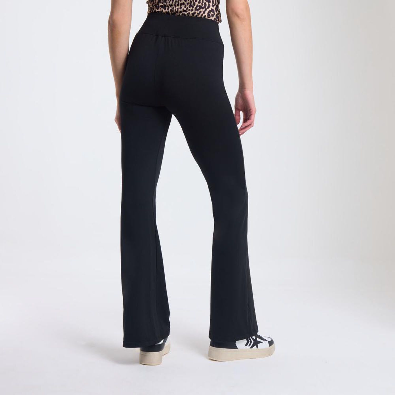 Calza Tiro Medio Flare Mujer Rolly Go image number 3.0