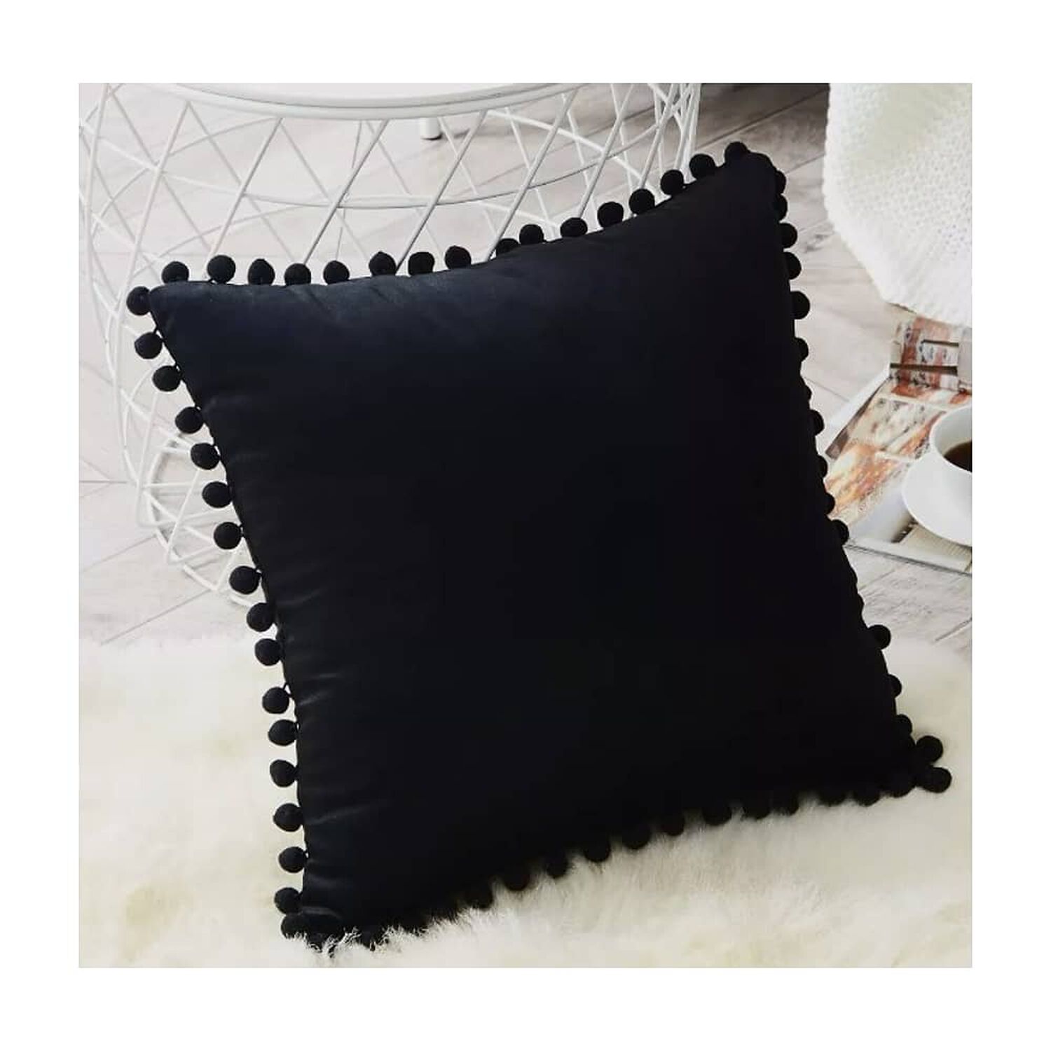 Funda De Cojines Con Pompones. Medida 45x45. Terciopelo. Negro image number 0.0