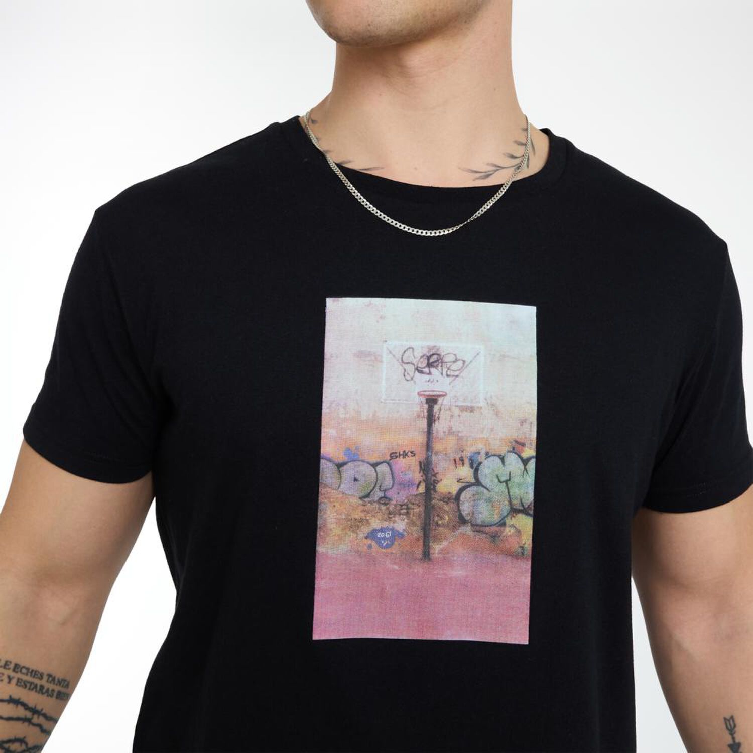Polera Regular Manga Corta Cuello Redondo Hombre Skuad image number 4.0