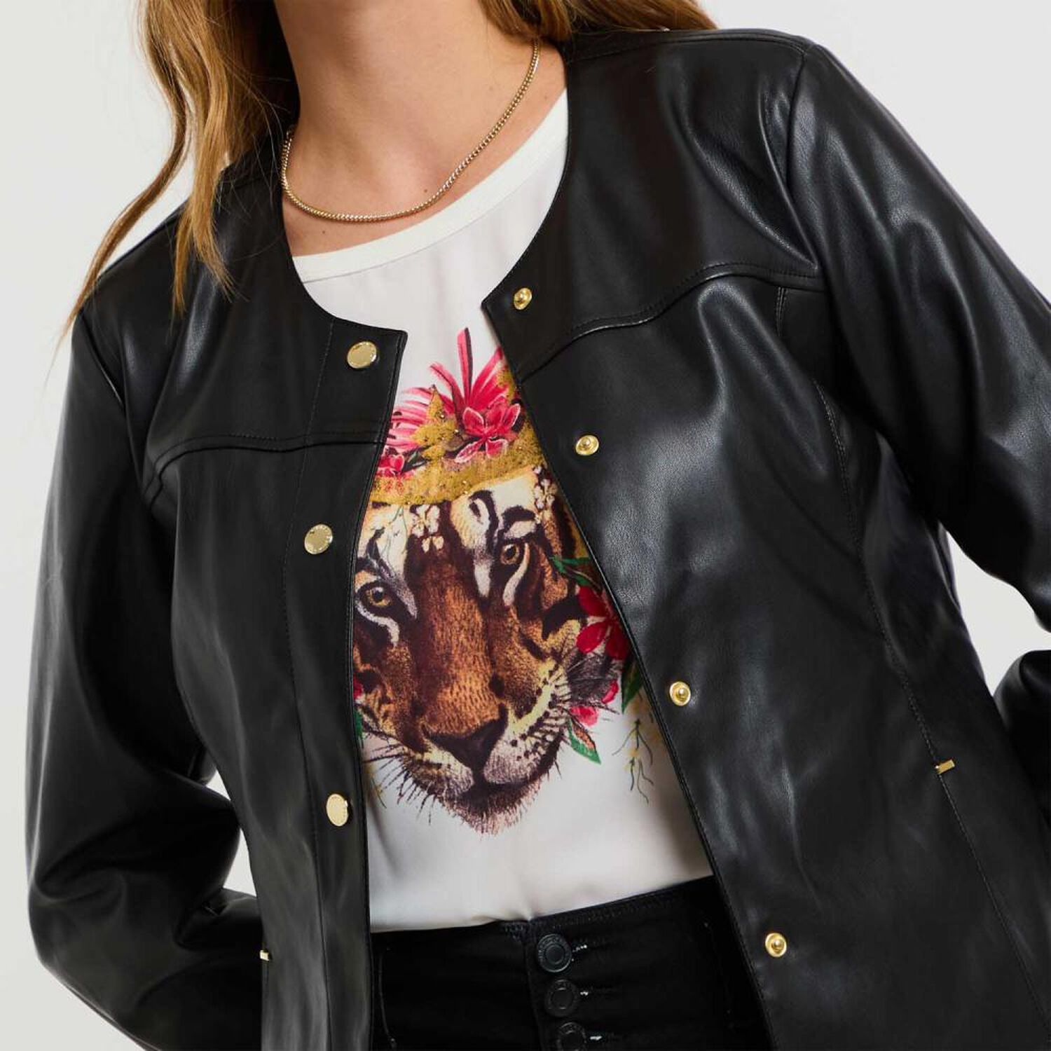 Chaqueta Ecocuero Abotonada Cuello Mao Mujer Kimera image number 4.0