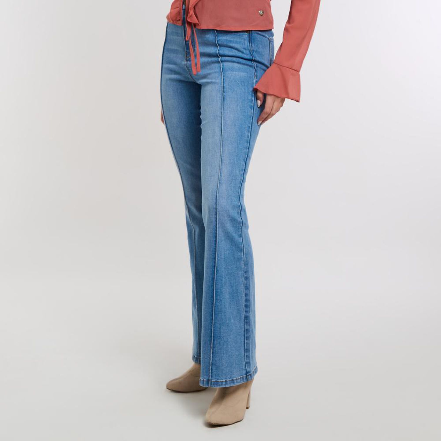 Jeans Abotonado Con L&iacute;nea Frontal Tiro Alto Flare Mujer Kimera image number 2.0