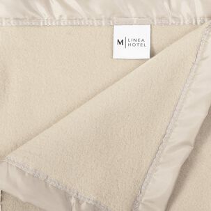Frazada Polar Borde Satin Linea Hotel 1.5 Plaza Crudo