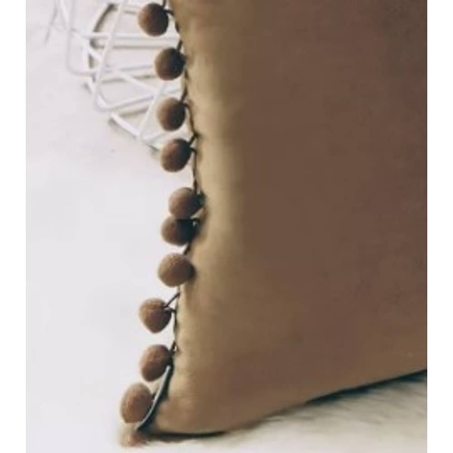 Funda De Cojines Con Pompones. Medida 45x45. Terciopelo. Cafe image number 1.0