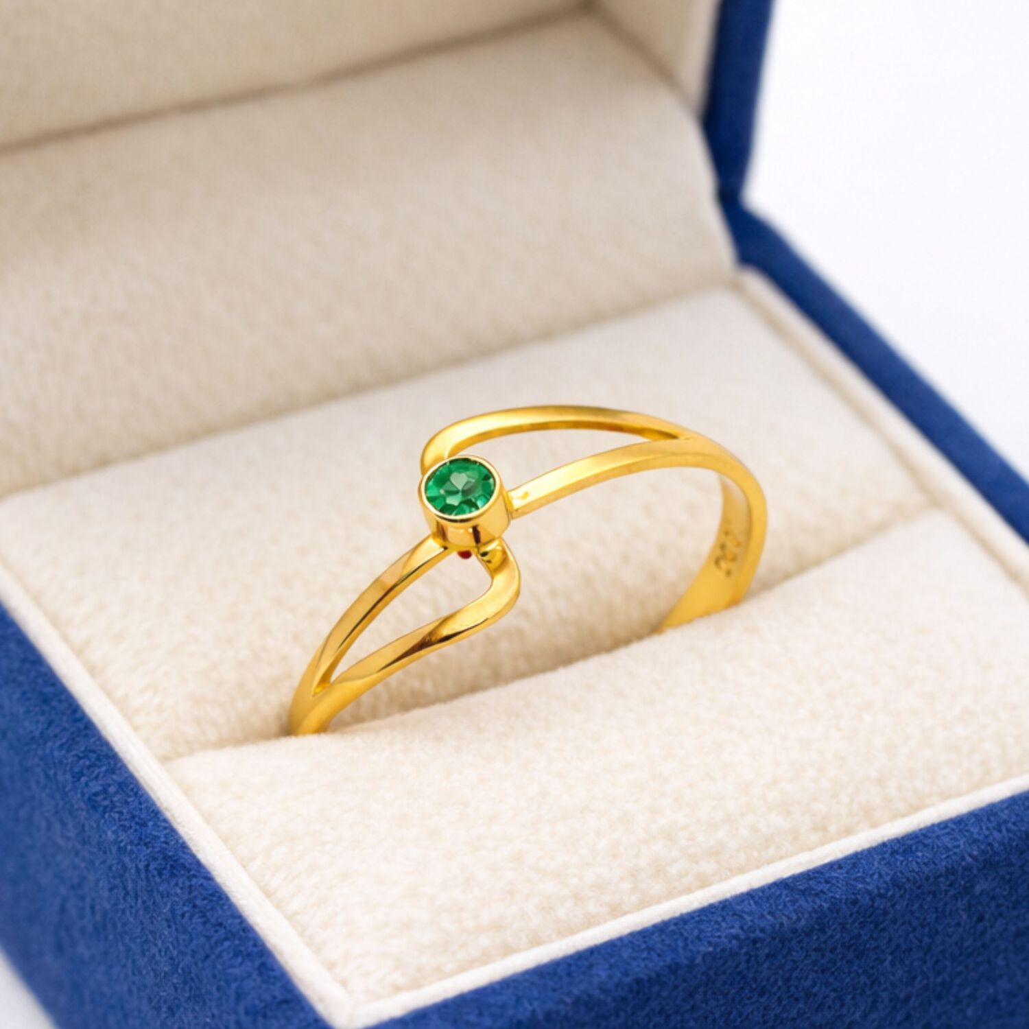 Anillo Solitario Olas Oro 18k Con Cristal Central Verde 2mm image number 1.0