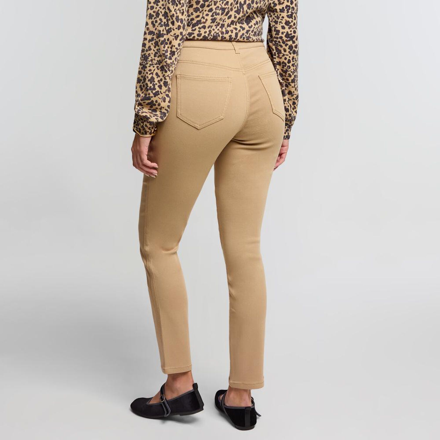 Pantal&oacute;n B&aacute;sico Tiro Medio Straight Mujer Kimera image number 3.0