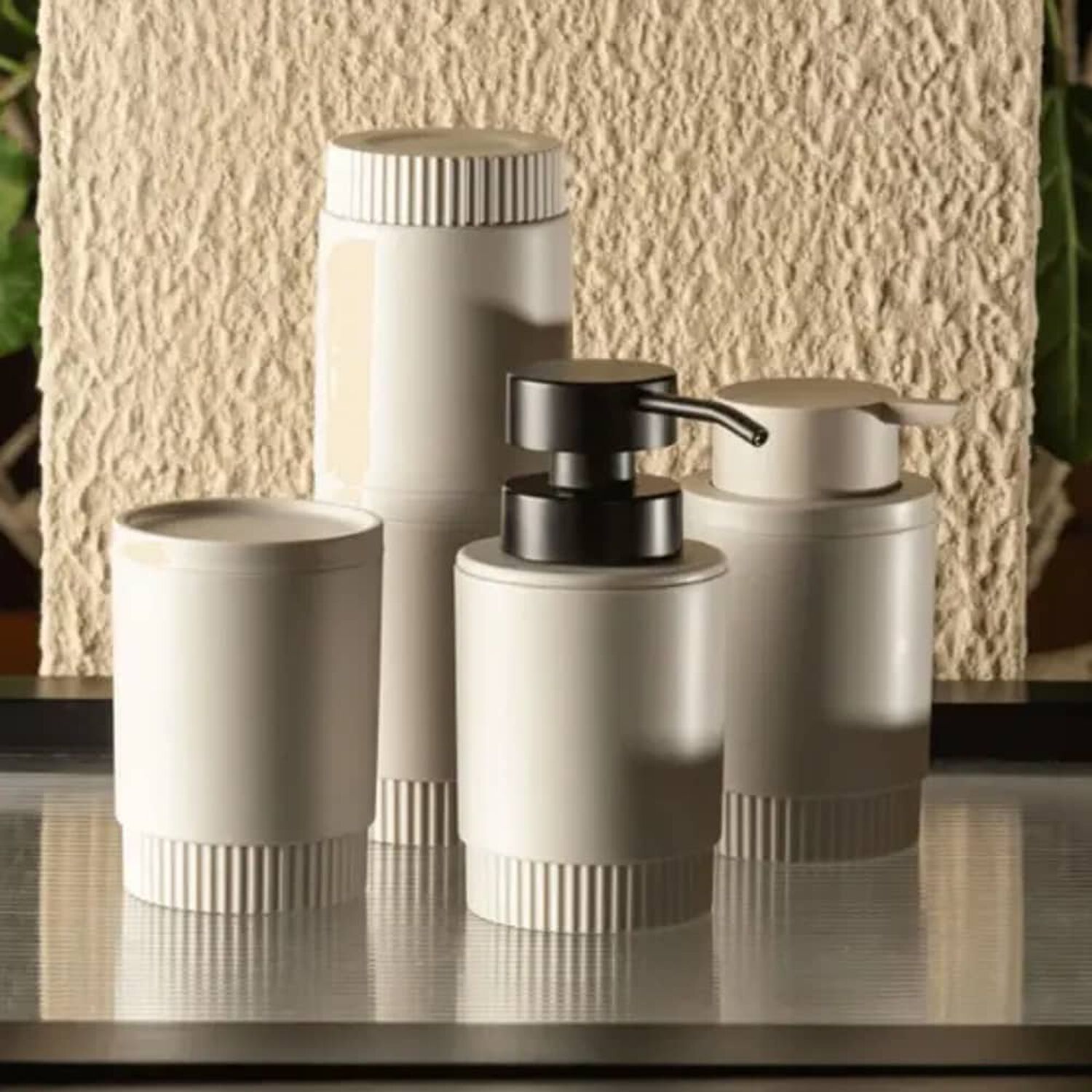 Jabonera Con Dosificador Dorica Beige Con Negro 300 Ml image number 1.0