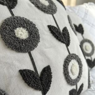 Set De 2 Cojines Bordados 4545 Dise&ntilde;o Flores De Invierno