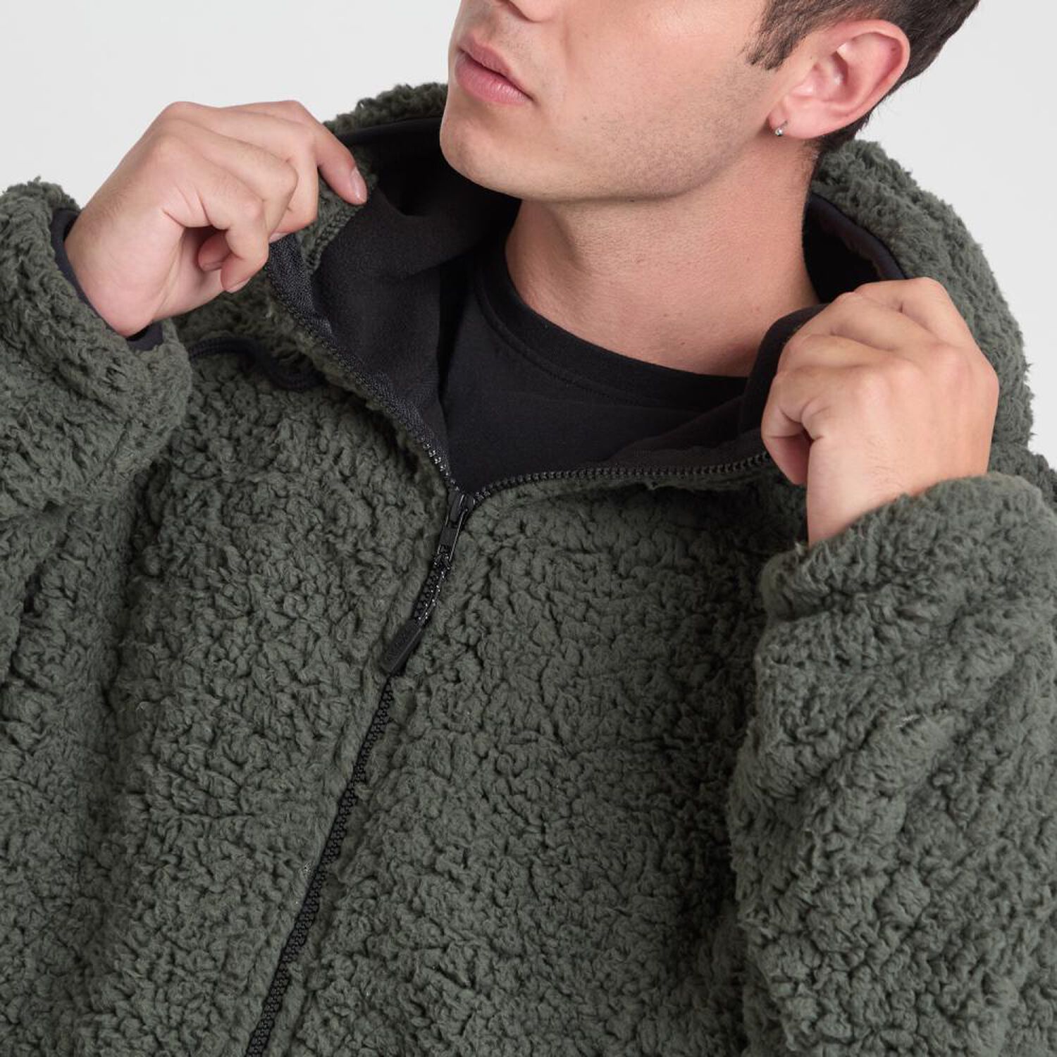Poler&oacute;n Liso Slim Cuello Alto Con Capucha Hombre Skuad image number 4.0