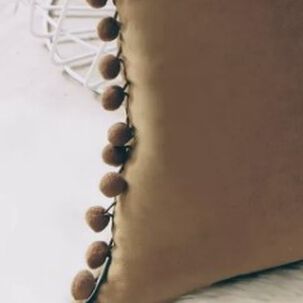 Funda De Cojines Con Pompones. Medida 45x45. Terciopelo. Cafe