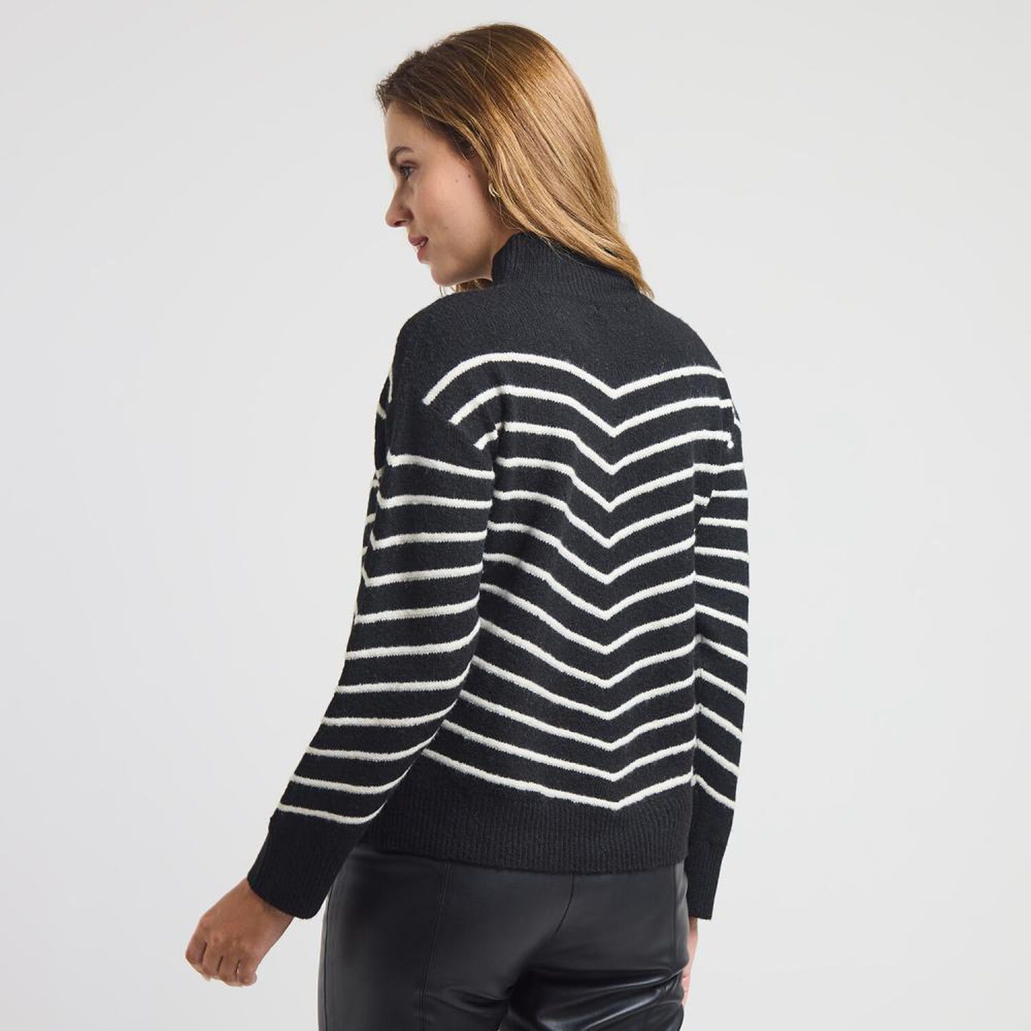 Sweater Lineas Regular Manga Larga Cuello Medio Mujer Kimera image number 3.0