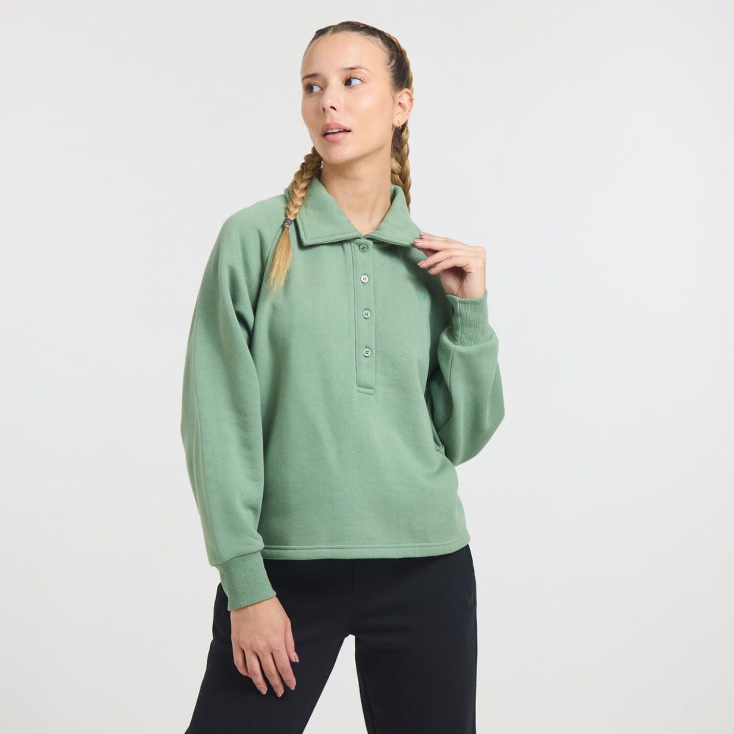 Poler&oacute;n Deportivo Liso Regular Cuello Camisero Abotonado Mujer Wetland image number 0.0
