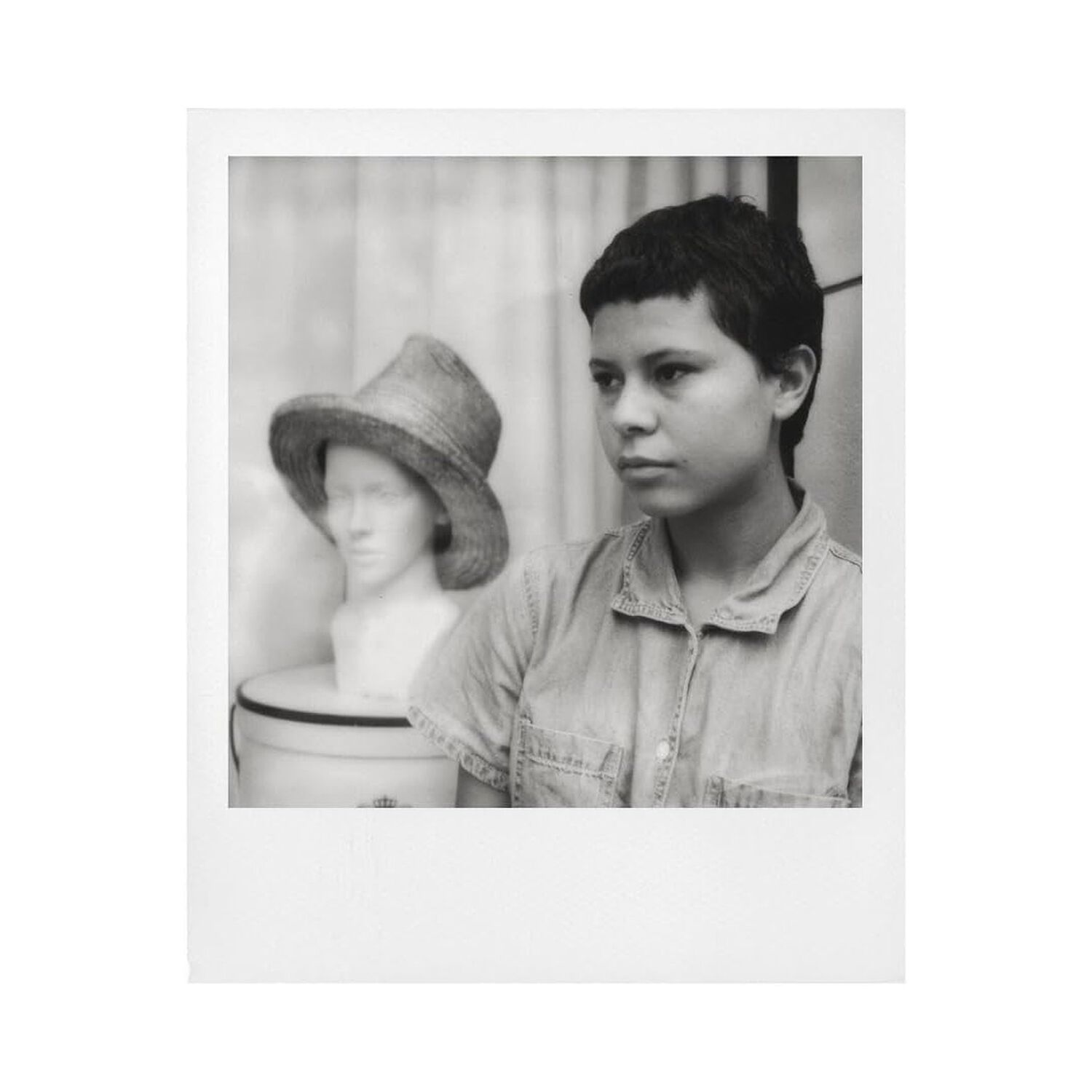 Papel Fotogr&aacute;fico Polaroid Color I-type Blanco Y Negro (8 Exposiciones) image number 4.0