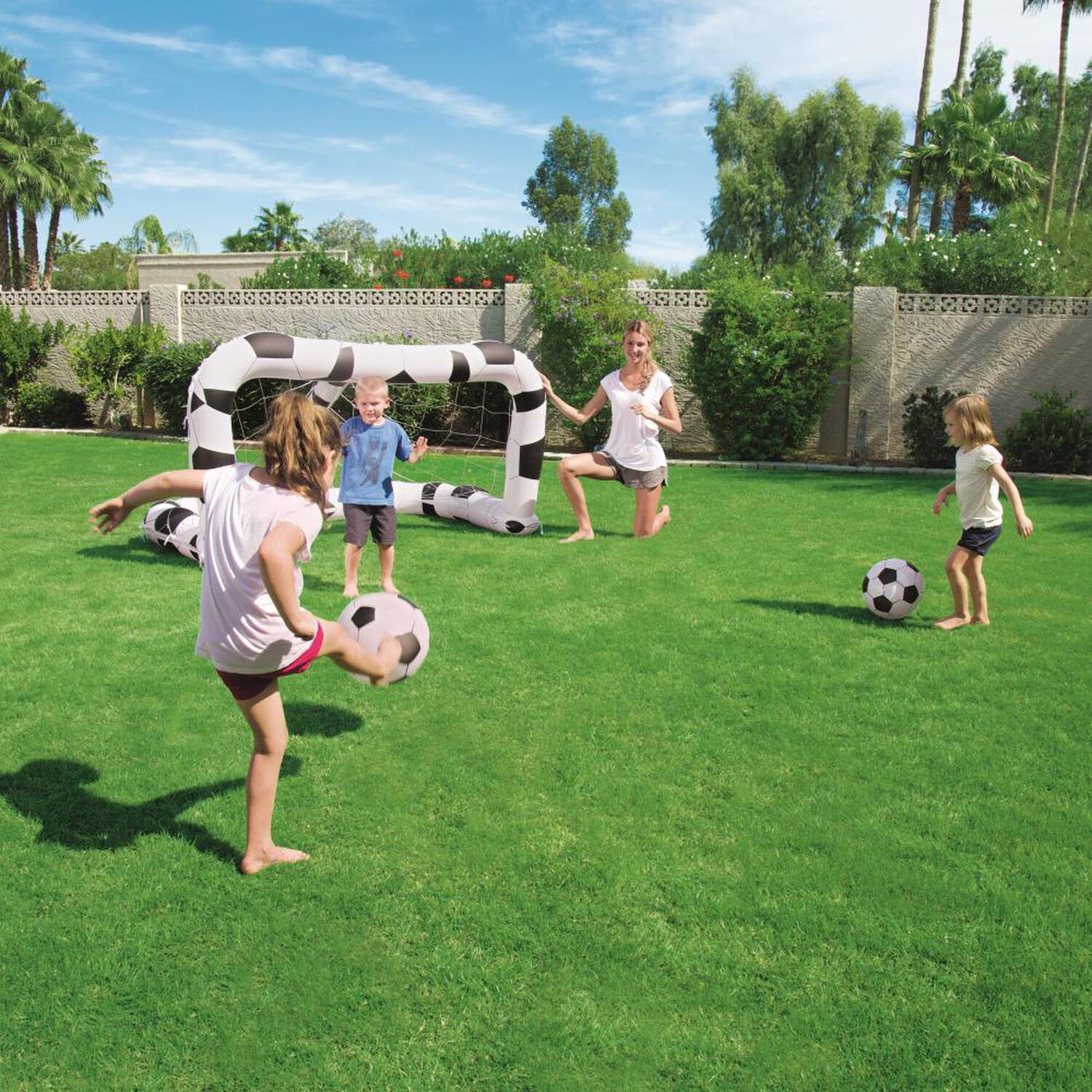 Arco De F&uacute;tbol Inflable Bestway Con 2 Pelotas image number 2.0