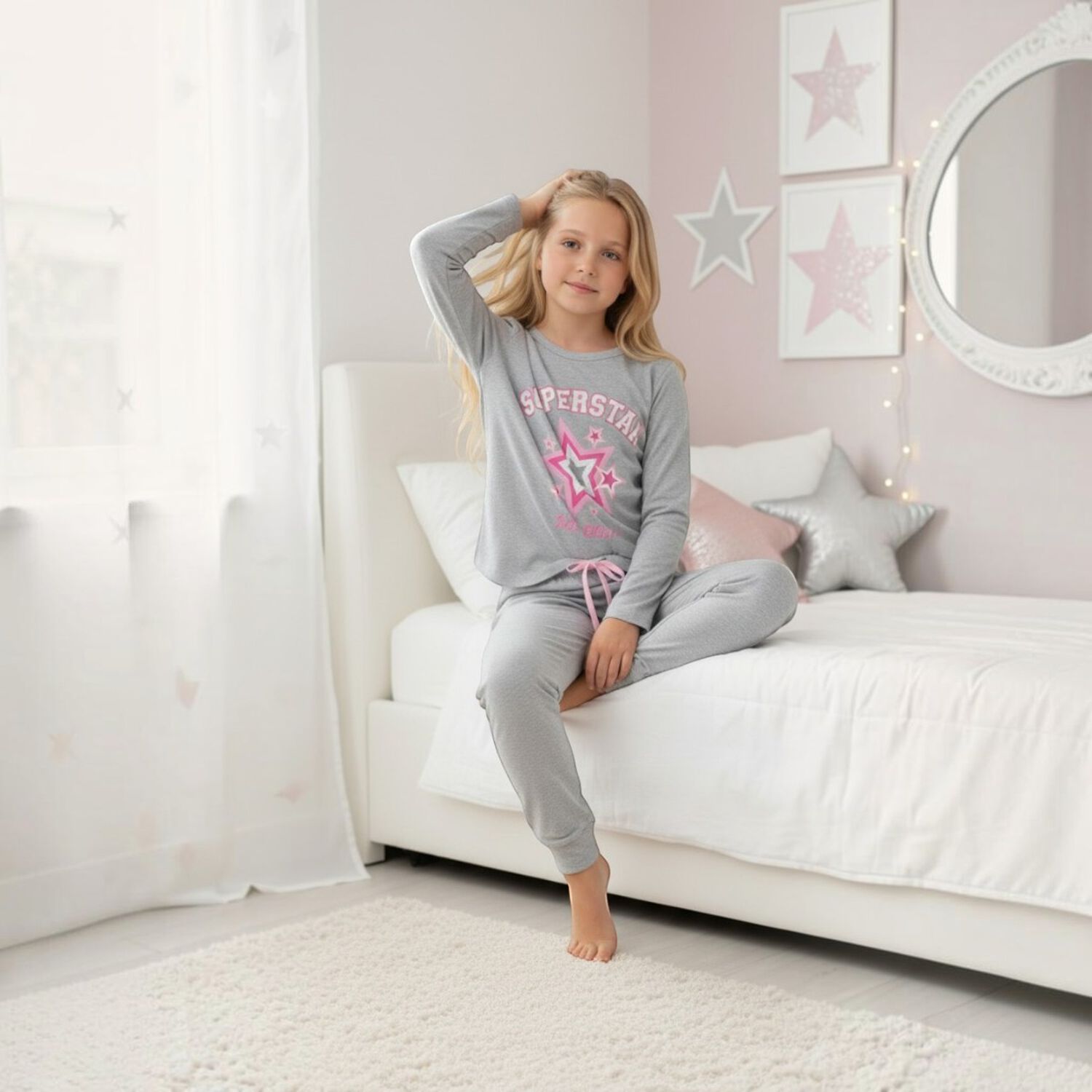 Pijama Ni&ntilde;a Estampado Super Star Gris image number 1.0