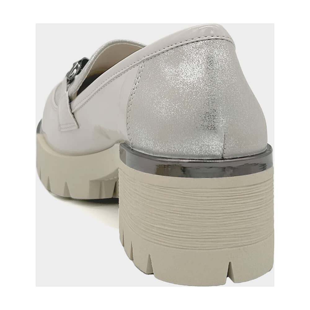 Mocasin Para Mujer Con Taco Y Cadena Beige image number 3.0