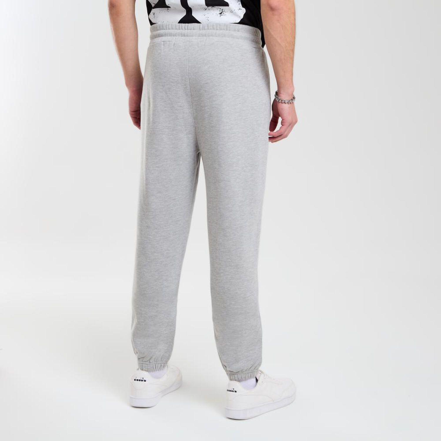 Pantal&oacute;n Liso Tiro Medio Slim Hombre Skuad image number 3.0