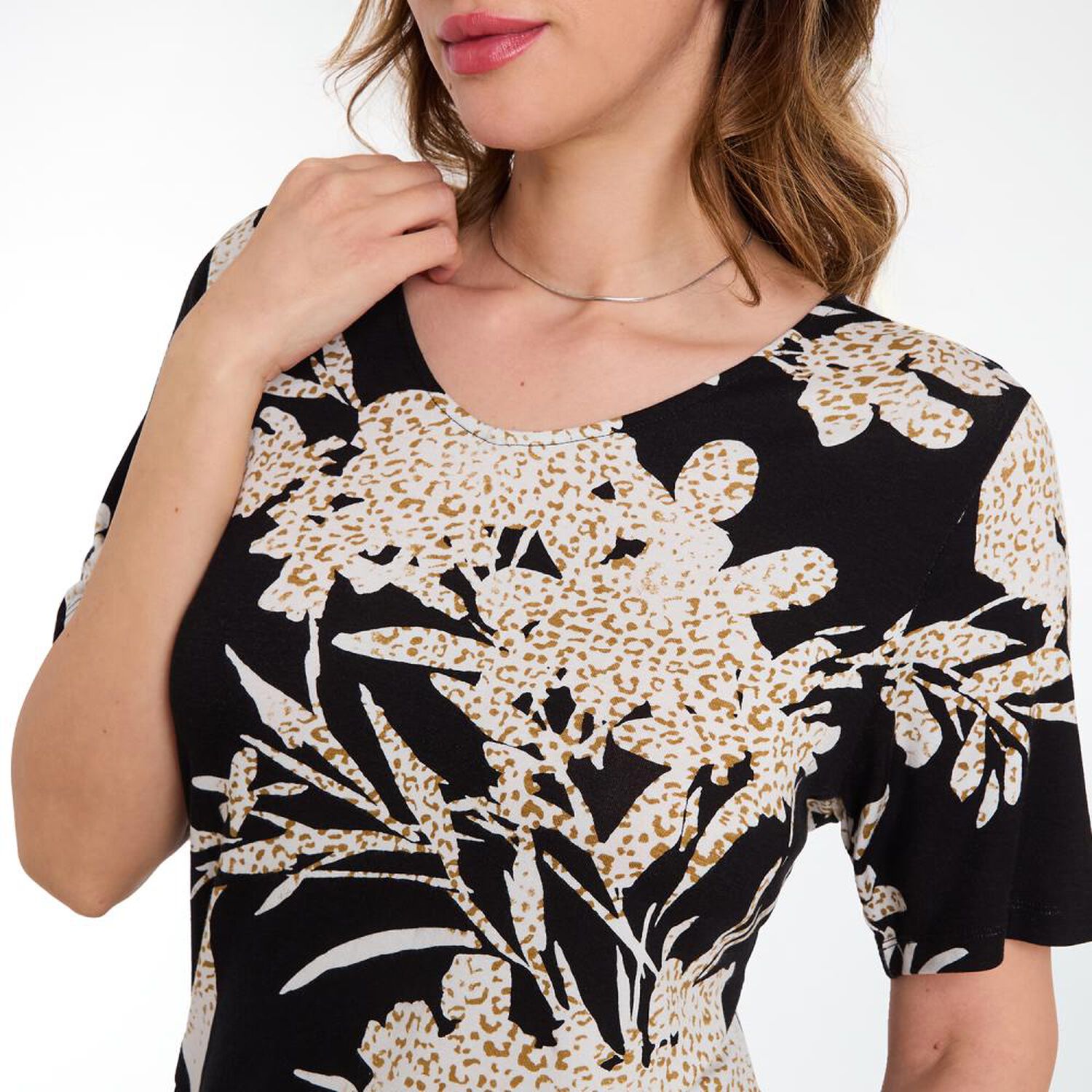 Polera Full Print Manga Corta Cuello V Mujer Lesage image number 4.0