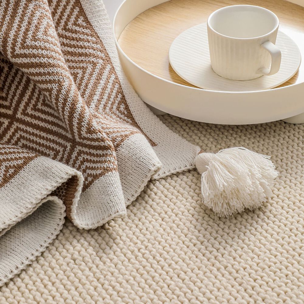 Manta Decorativa Diseño Rombos Medida 130x150cm Con Pompones Café Mc1-5 image number 3.0