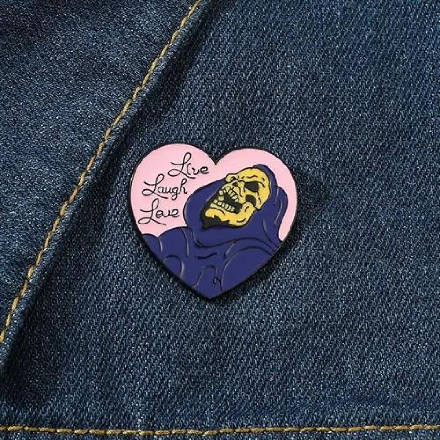 Pin Broche Divertido Skeletor Coraz&oacute;n Vive, R&iacute;e, Ama image number 3.0