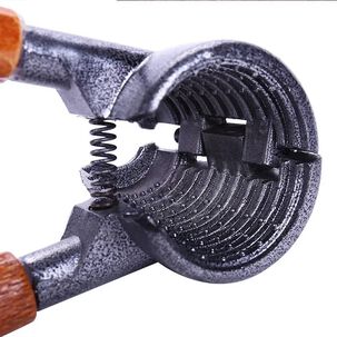 Pelador De Nueces Tipo Alicate Mango Madera Prensador