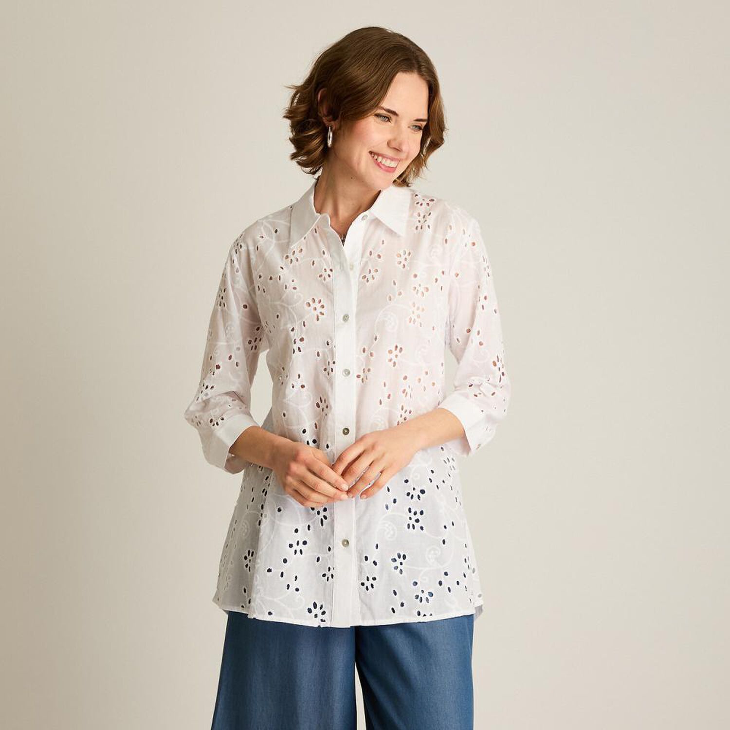 Blusa Aplicaci&oacute;n Broderie Y Botones Manga 3/4 Mujer Lorenzo Di Pontti image number 0.0