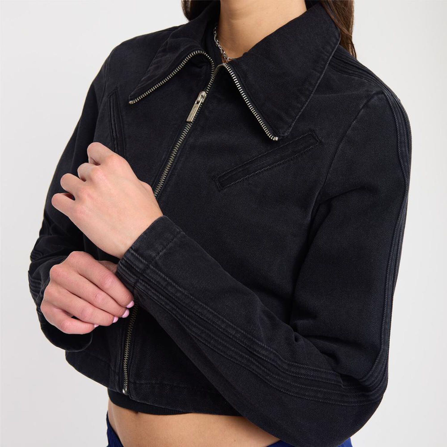 Chaqueta Con Lineas En Mangas Cuello Alto Mujer Rolly Go image number 4.0