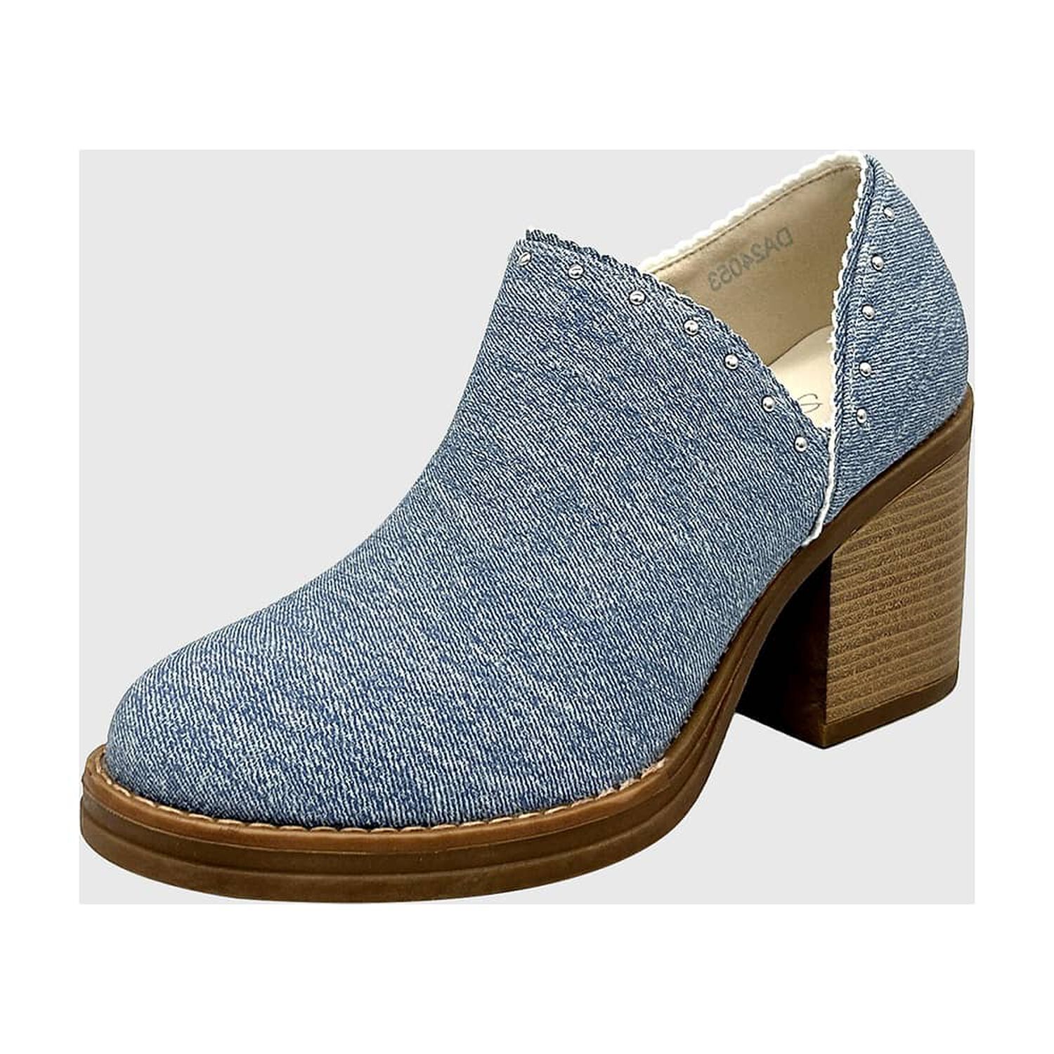 Bot&iacute;n Para Mujer Con Taco De 8 Cm, Cierre Lateral Y Tachas Decorativas Celeste. image number 0.0