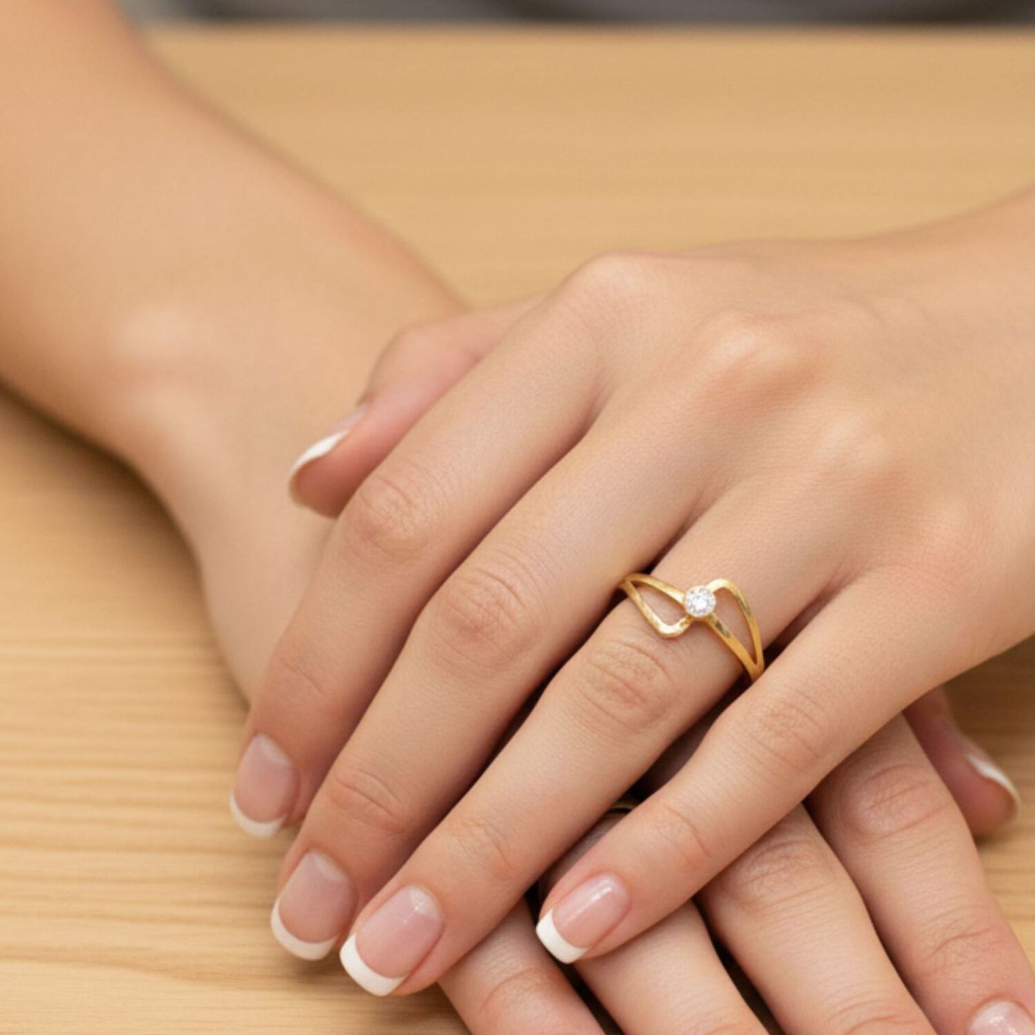 Anillo Solitario Olas Oro 18k Con Cristal Central Blanco 2mm image number 2.0