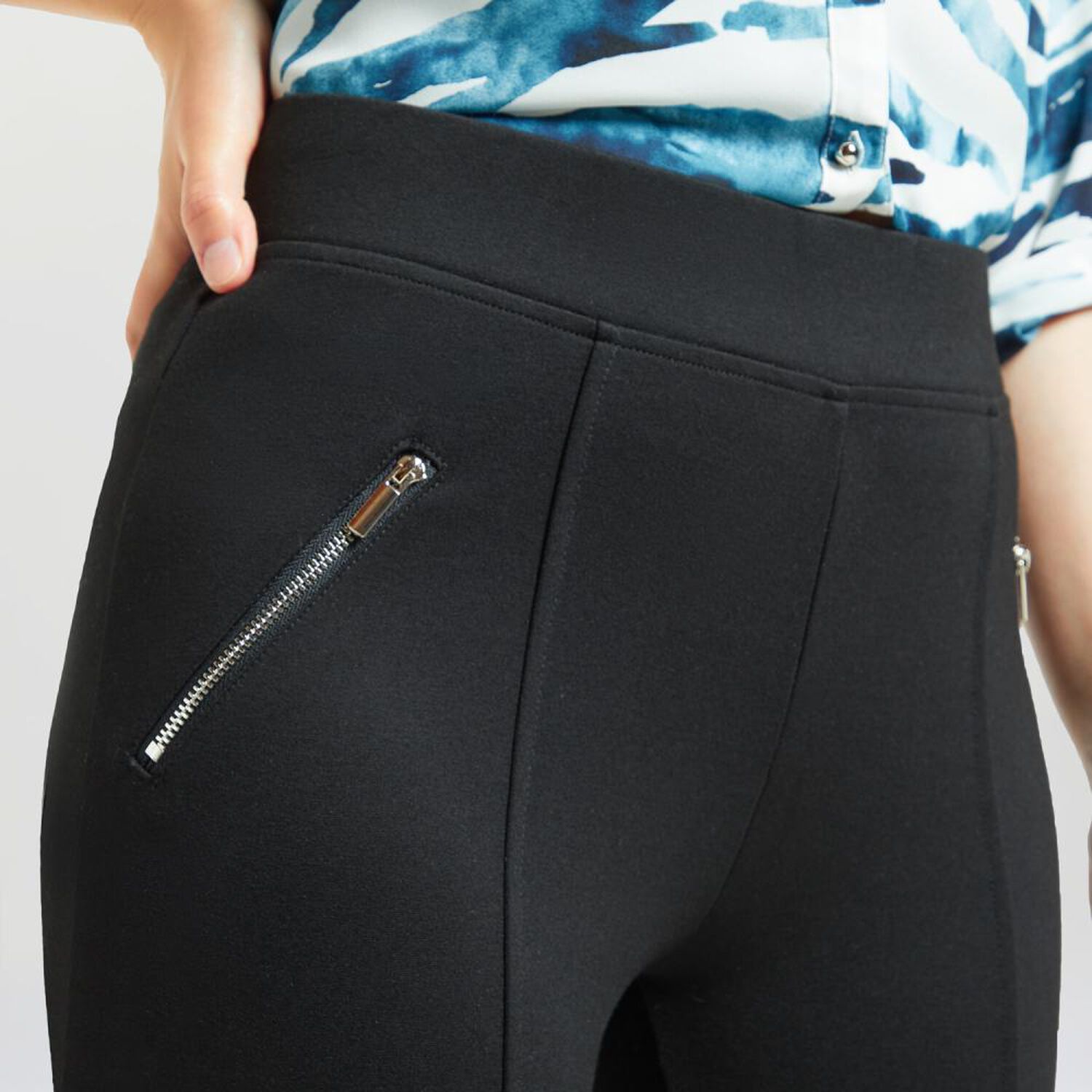 Calza Aplicaci&oacute;n Cierre Tiro Alto Skinny Mujer Lesage image number 4.0