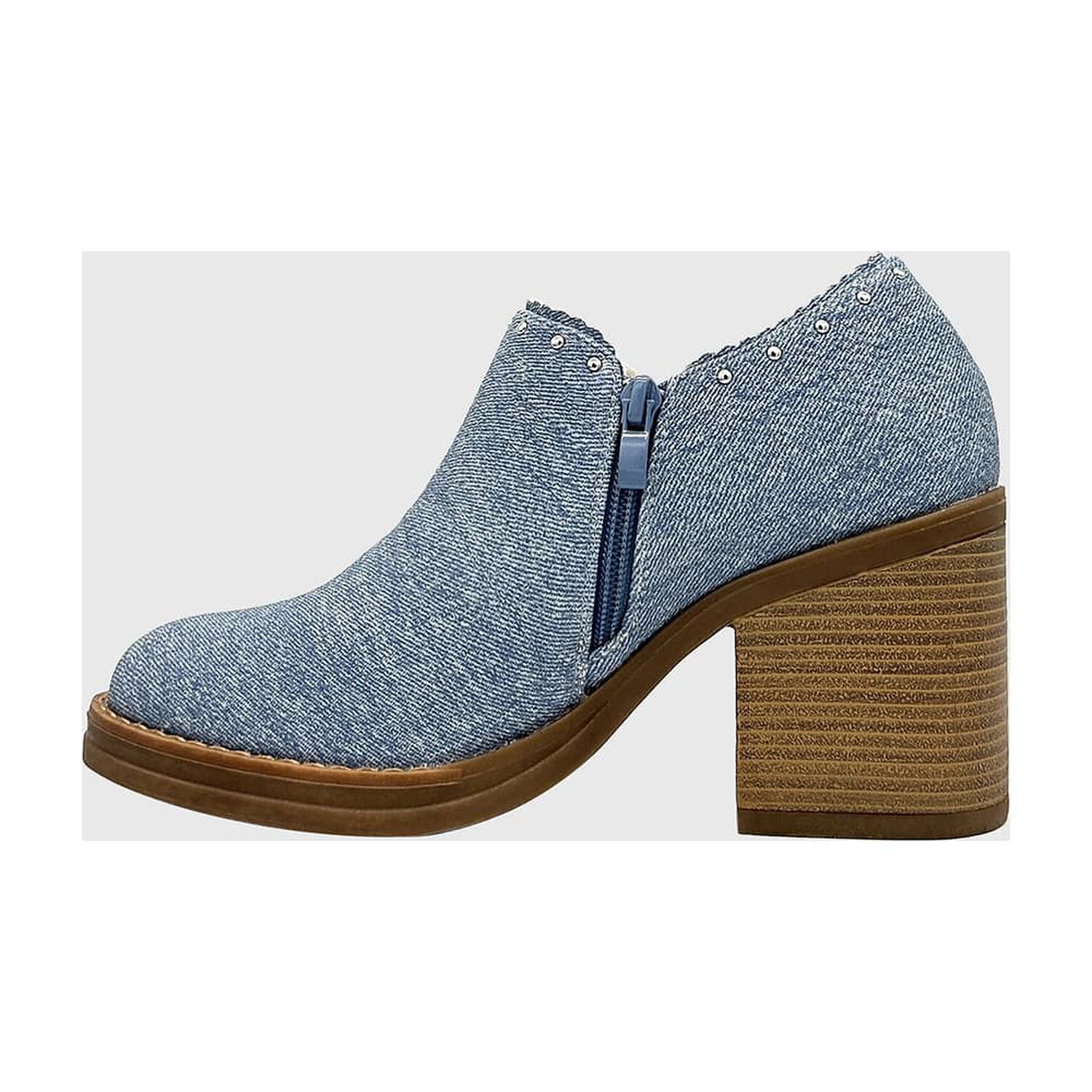 Bot&iacute;n Para Mujer Con Taco De 8 Cm, Cierre Lateral Y Tachas Decorativas Celeste. image number 1.0