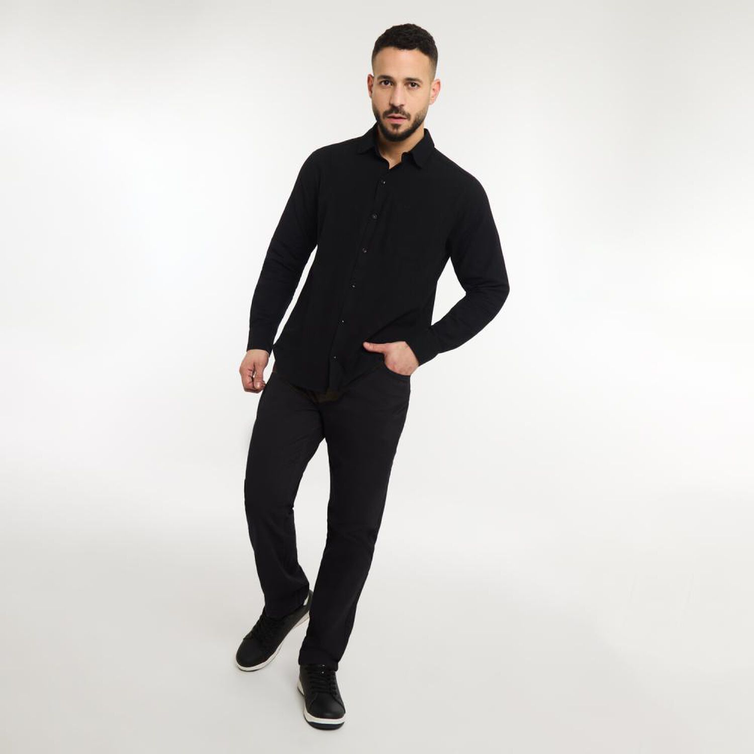 Pantal&oacute;n Liso Tiro Medio Slim Hombre Az Black image number 1.0