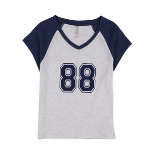 Polera Print Varsity Manga Corta Cuello V Mujer Freedom