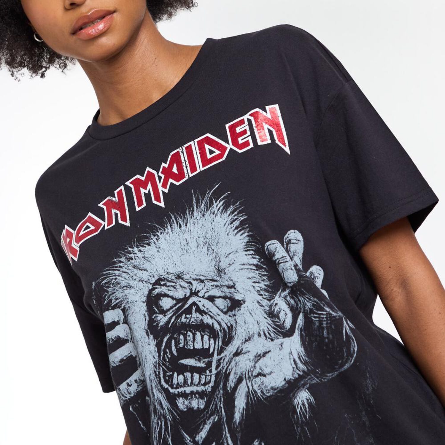 Polera Estampado Iron Maiden Manga Corta Cuello Redondo Mujer Rolly Go image number 4.0