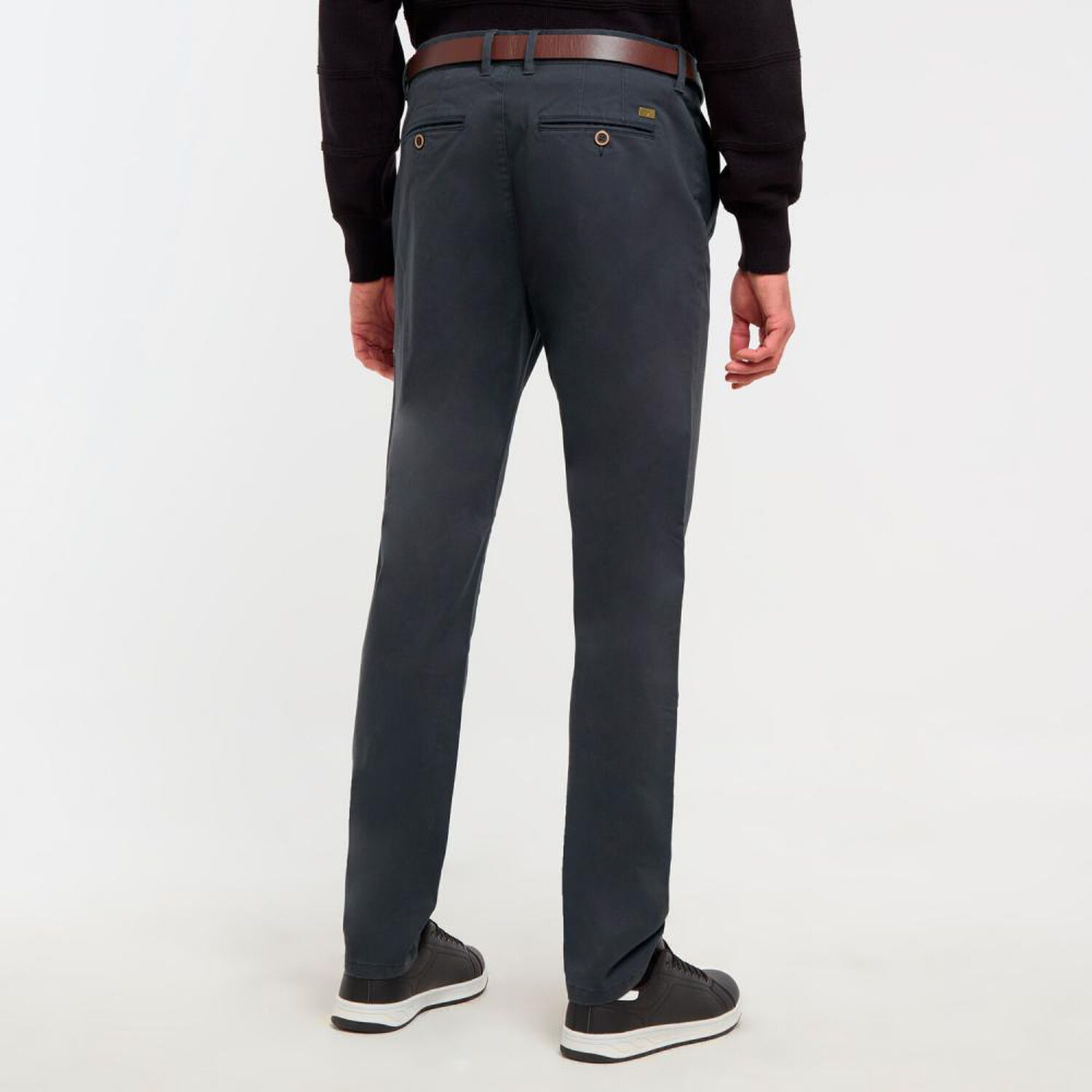 Pantal&oacute;n Liso Tiro Medio Slim Hombre Az Black image number 1.0