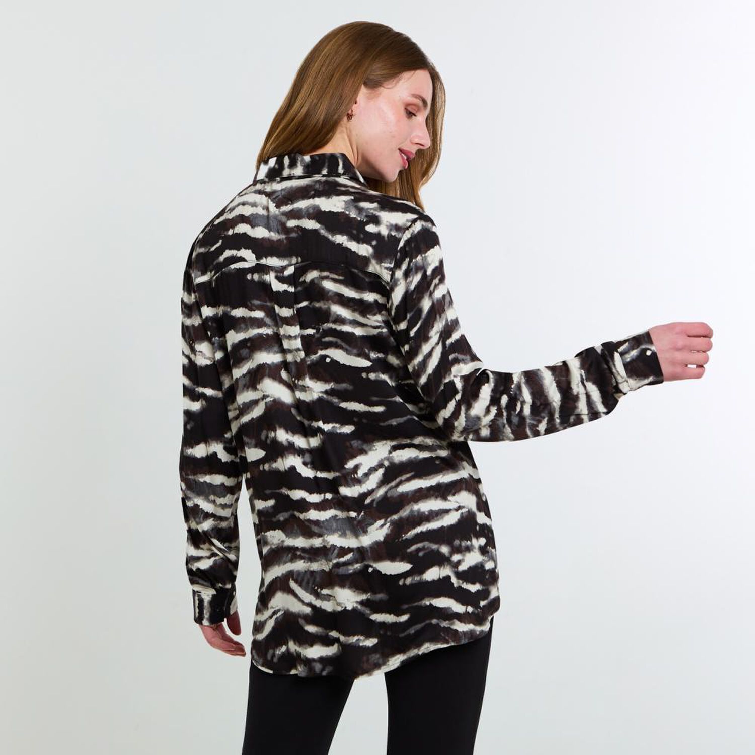 Blusa Animal Print Tipo Bluz&oacute;n Abbotonada Manga Larga Mujer Lesage image number 3.0